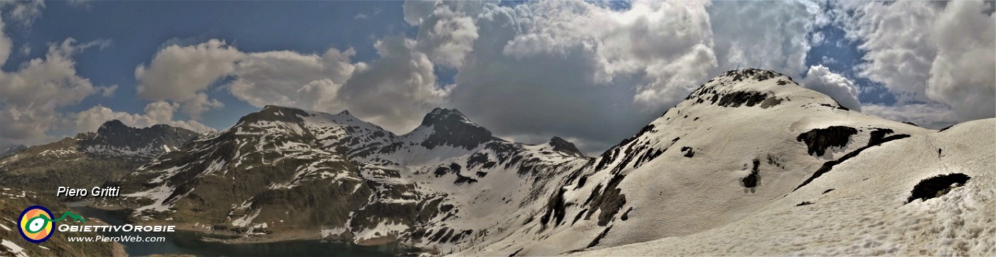 42 Vista panoramica sui Laghi Gemelli dal Pizzo dl Becco a sx al Passo di Mezzeno a dx.jpg